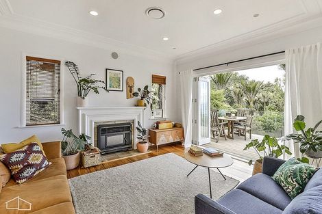 Photo of property in 46 Otitori Bay Road, Titirangi, Auckland, 0604