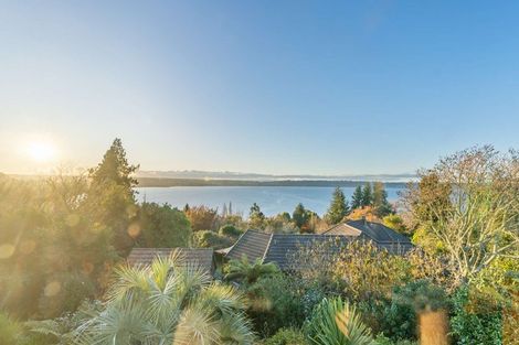 Photo of property in 4 Tupara Crescent, Kawaha Point, Rotorua, 3010