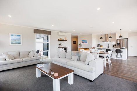 Photo of property in 16 Cyprus Place, Fitzherbert, Palmerston North, 4410