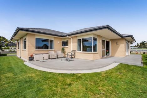 Photo of property in 5 Vardon Way, Waiwhakaiho, New Plymouth, 4312