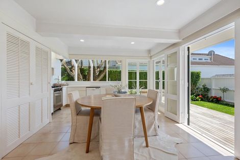 Photo of property in 102a Kitchener Road, Milford, Auckland, 0620