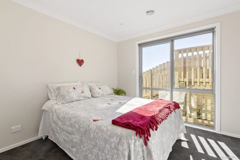 Photo of property in 8 Piper Way, Newlands, Wellington, 6037