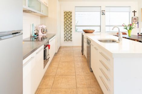 Photo of property in 28 Tiketike Way, Brooklyn, Wellington, 6021