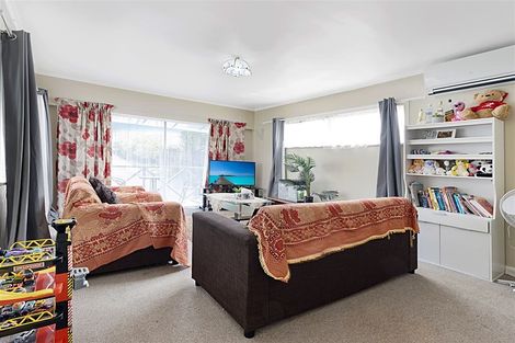 Photo of property in 82 Lincoln Park Avenue, Massey, Auckland, 0614