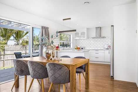 Photo of property in 28 Shah Place, Glen Eden, Auckland, 0602