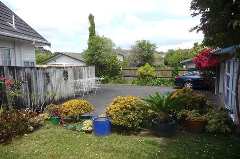 Photo of property in 2/16 Ronald Macken Place, Windsor Park, Auckland, 0632