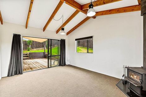 Photo of property in 15 Empressa Heights, Helensville, 0800