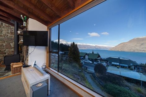Photo of property in 7b Cameron Place, Fernhill, Queenstown, 9300