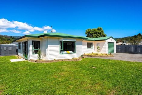 Photo of property in 3 Dover Road, Wainuiomata, Lower Hutt, 5014