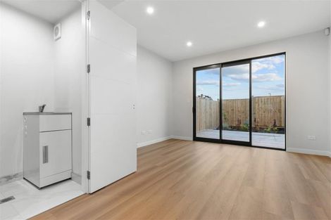 Photo of property in 15 Kuaha Road, Massey, Auckland, 0614