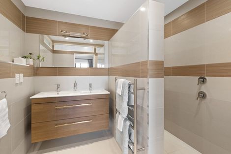 Photo of property in 37 Rosario Crescent, Red Beach, 0932