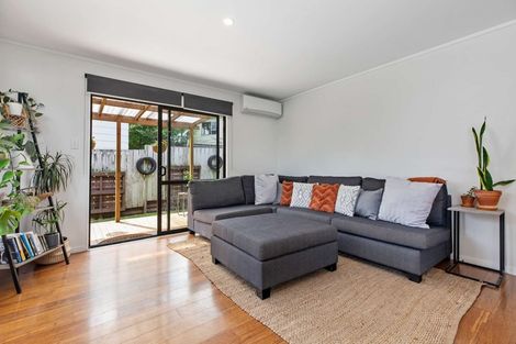Photo of property in 2/10 Jarrah Place, Massey, Auckland, 0614