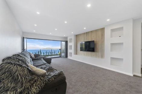 Photo of property in 35 Grumman Lane, Newlands, Wellington, 6037