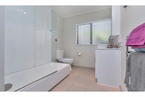 Photo of property in 38 Sailfish Drive, West Harbour, Auckland, 0618