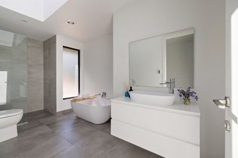 Photo of property in 37 Hackett Road, Jacks Point, Queenstown, 9371
