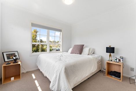 Photo of property in 2 King Richard Place, Browns Bay, Auckland, 0630