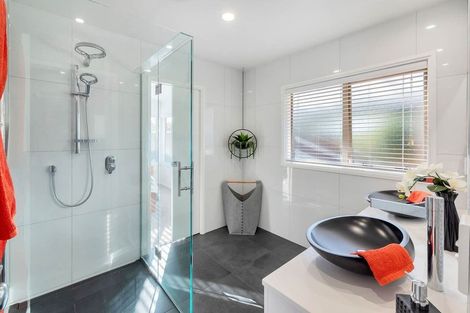Photo of property in 15 Russett Grove, Henderson, Auckland, 0612