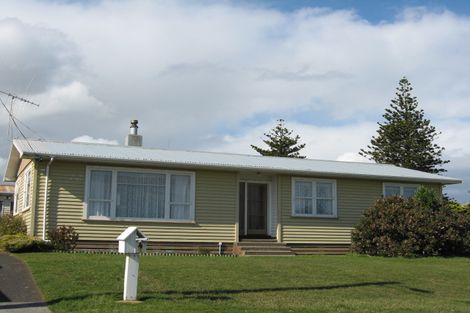 Photo of property in 4 Omori Place, Castlecliff, Whanganui, 4501
