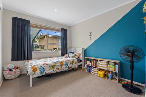 Photo of property in 2/31 Pakira Avenue, Glendene, Auckland, 0602