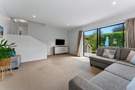 Photo of property in 2/13 Heather Place, Sunnynook, Auckland, 0620