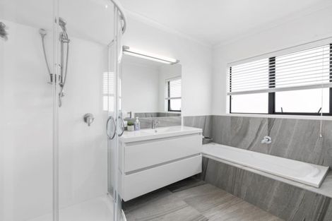 Photo of property in 221 Lakes Boulevard, Pyes Pa, Tauranga, 3112