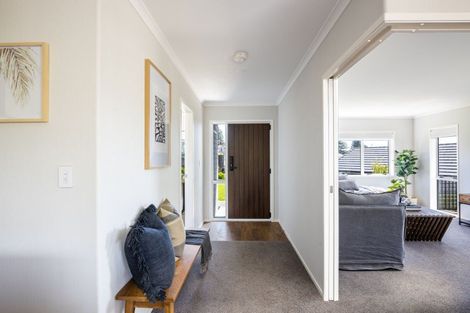 Photo of property in 3 Oakmont Crescent, Waiwhakaiho, New Plymouth, 4312