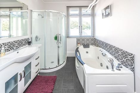 Photo of property in 9 Great North Road, Saint Johns Hill, Whanganui, 4501