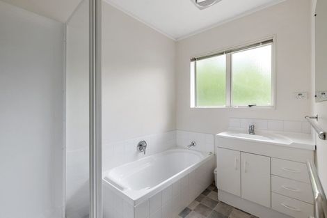 Photo of property in 2/8 Bronzewing Terrace, Unsworth Heights, Auckland, 0632