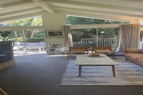 Photo of property in 35 Hollywood Avenue, Titirangi, Auckland, 0604