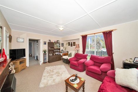 Photo of property in 10 Robbins Crescent, Hawera, 4610