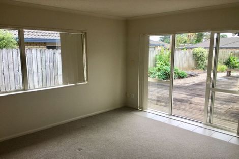 Photo of property in 10 Newry Close, East Tamaki Heights, Auckland, 2016
