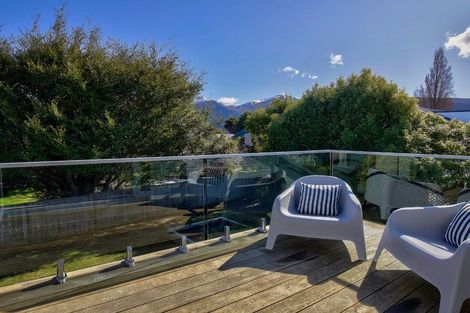 Photo of property in 5 Cedar Drive, Kelvin Heights, Queenstown, 9300