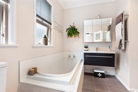 Photo of property in 51 Jackson Street, Island Bay, Wellington, 6023