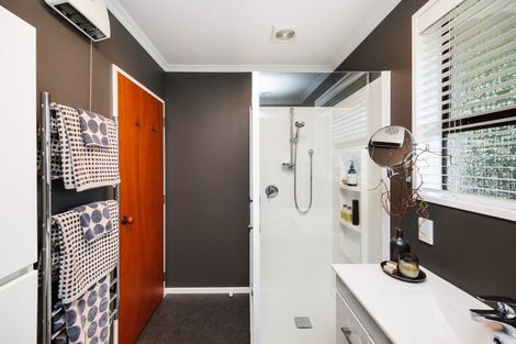 Photo of property in 8 Earl Place, Hokowhitu, Palmerston North, 4410