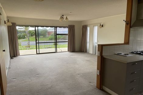 Photo of property in 2/918 Beach Road, Waiake, Auckland, 0630