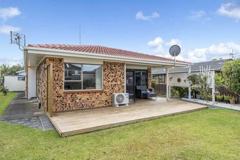 Photo of property in 2/9 Annette Avenue, Te Atatu South, Auckland, 0610