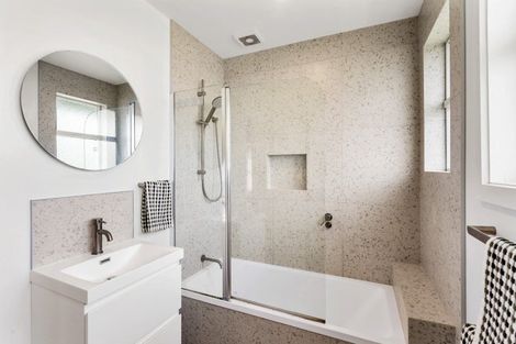 Photo of property in 716 Grove Road, Mayfair, Hastings, 4122