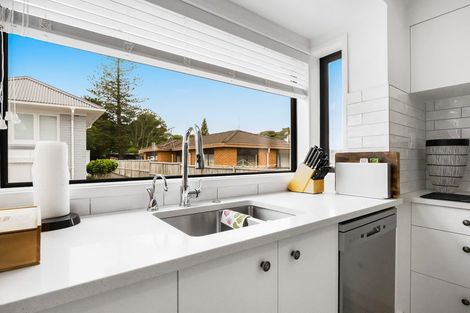 Photo of property in 2/58 Hillcrest Avenue, Hillcrest, Auckland, 0627