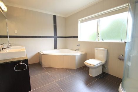 Photo of property in 15 Newbury Place, Schnapper Rock, Auckland, 0632