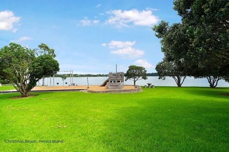 Photo of property in 28 Ferry Parade, Herald Island, Auckland, 0618