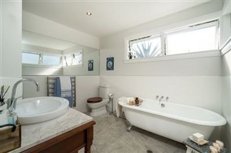 Photo of property in 41 Seaview Avenue, Northcote, Auckland, 0627