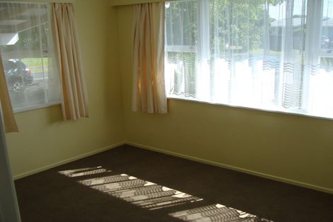 Photo of property in 90 Edgewater Drive, Pakuranga, Auckland, 2010