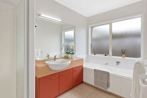 Photo of property in 54 Hillwell Drive, Henderson, Auckland, 0612