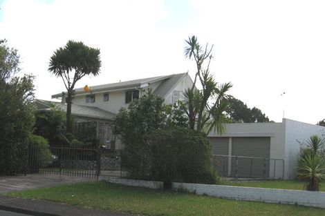 Photo of property in 2 Pipitea Place, Massey, Auckland, 0614