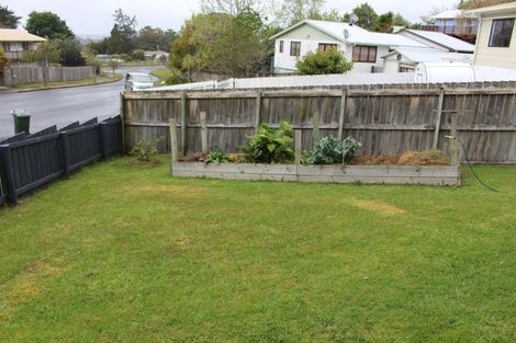 Photo of property in 8 Louise Place, West Harbour, Auckland, 0618
