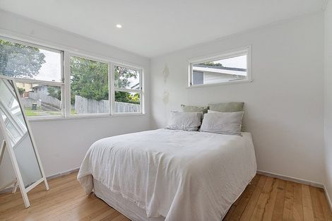 Photo of property in 24 Gill Avenue, Te Atatu Peninsula, Auckland, 0610