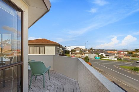 Photo of property in 2/1 Bluefin Way, West Harbour, Auckland, 0618