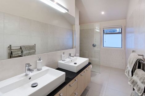 Photo of property in 20b Konini Road, Titirangi, Auckland, 0604