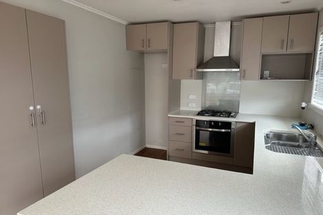 Photo of property in 5 Edgerton Road, Te Atatu Peninsula, Auckland, 0610