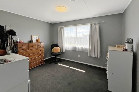 Photo of property in 26 Cumberland Place, Kelvin Grove, Palmerston North, 4414